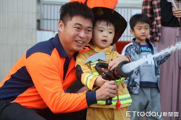 ▲台南市消防第五大隊鹽行分隊，特舉辦城市英雄消防家庭日，由消防員、義消邀請家人親友同樂。（圖／記者林東良翻攝，下同）