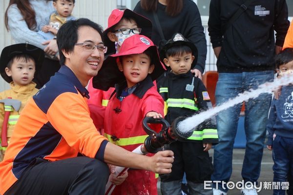 ▲台南市消防第五大隊鹽行分隊，特舉辦城市英雄消防家庭日，由消防員、義消邀請家人親友同樂。（圖／記者林東良翻攝，下同）