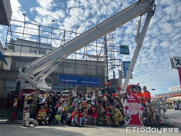 ▲台南市消防第五大隊鹽行分隊，特舉辦城市英雄消防家庭日，由消防員、義消邀請家人親友同樂。（圖／記者林東良翻攝，下同）