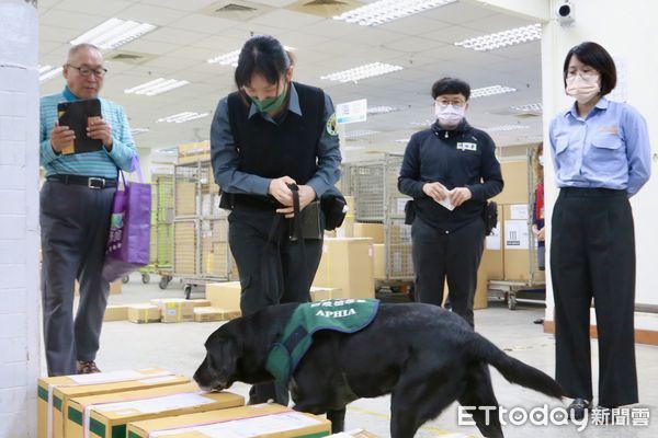 ▲台南市長黃偉哲16日前往台南郵件處理中心，了解檢查流程並感謝邊境防疫人員辛勤把關守護國門。（圖／記者林東良翻攝，下同）