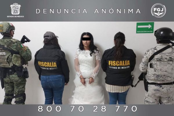 ▲▼墨西哥新娘穿白紗被捕，雙手上銬。（圖／翻攝自墨西哥州總檢察長）