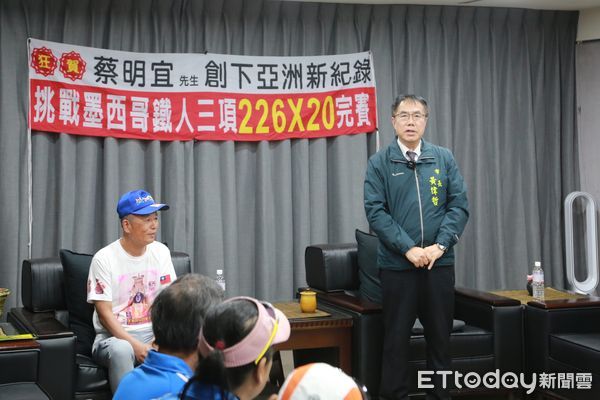 ▲台南市長黃偉哲頒贈「台南之光」獎座，感謝台南超級鐵人蔡明宜為國爭光，並與市民分享榮耀與喜悅。（圖／記者林東良翻攝，下同）