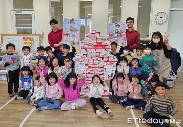 ▲台南市消防局新市消防隊，前進南科樂芙幼兒園進行宣導，邀請小朋友參與消防局「向城市英雄說出心裡話」活動。（圖／記者林東良翻攝，下同）