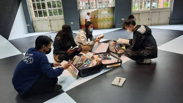 ▲▼台北車站黑白格大廳，曾是許多移工交流家鄉書籍的取暖地。（圖／《非遊記》展覽，台北當代藝術館提供）