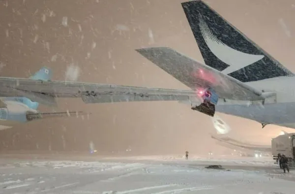 ▲▼新千歲機場客機相撞 飛機受損 無人受傷。（圖／翻攝自X/@JacdecNew）