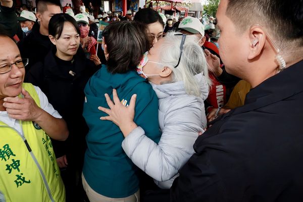 ▲▼蕭美琴特勤隨扈有是女主播！曾登國軍月曆封面。（圖／翻攝蕭美琴臉書）