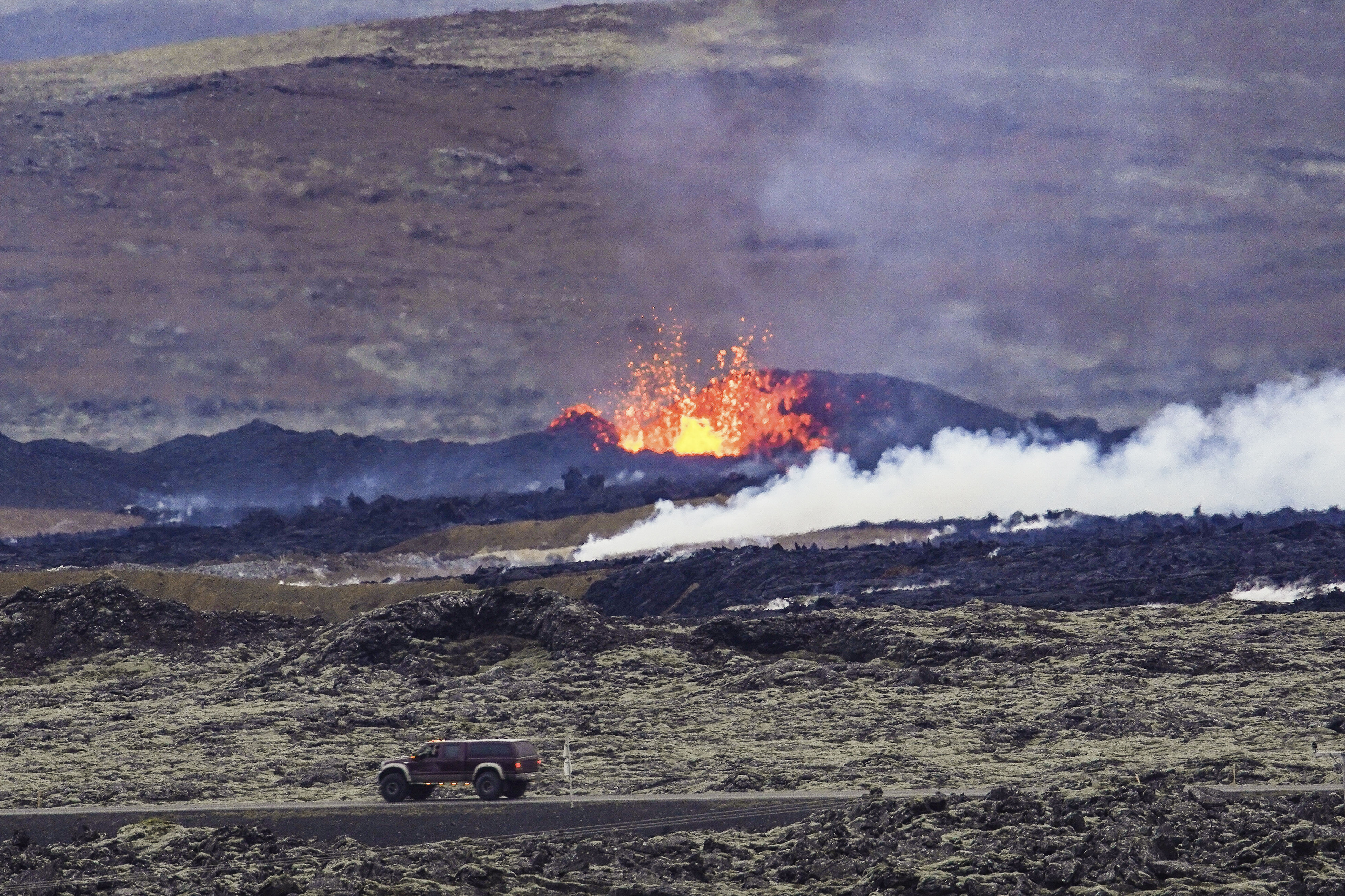 ▲▼ 冰島西南部一座火山14日噴發後的空拍畫面。（圖／達志影像／美聯社）