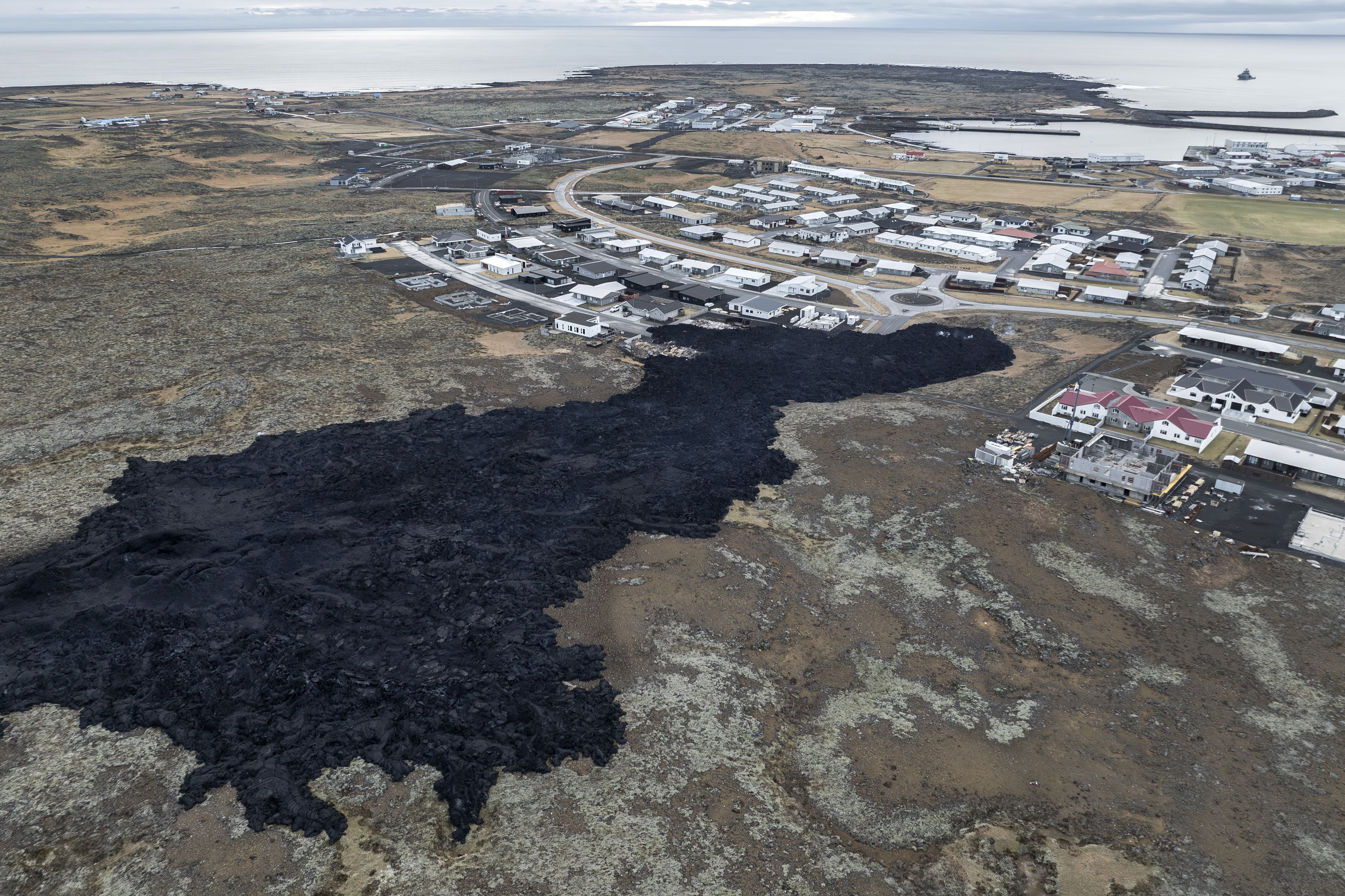 ▲▼ 冰島西南部一座火山14日噴發後的空拍畫面。（圖／達志影像／美聯社）