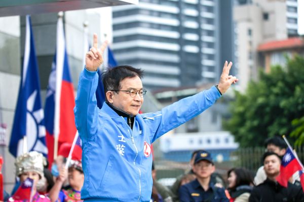 高端合約「仔細看太詭異」！賴士葆揭2疑點：這不是電影情節嗎？