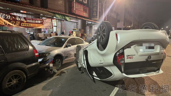 ▲▼高雄女自撞翻車。（圖／記者爆料網）