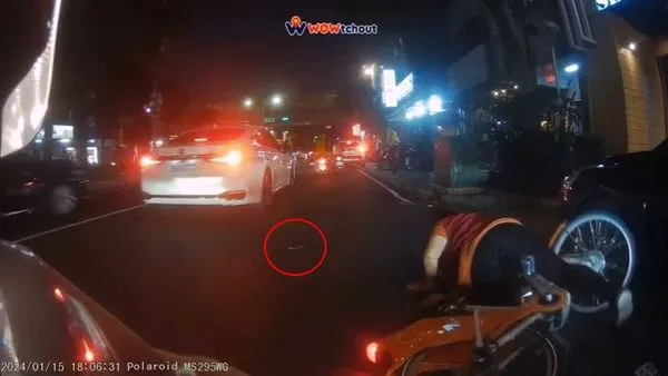 邊騎腳踏車邊滑手機自摔。（圖／翻攝自YouTube／WoWtchout-地圖型行車影像分享平台）