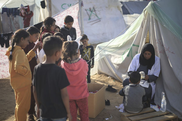 ▲▼流離失所的巴勒斯坦人在拉法過境點紮營暫住。（圖／達志影像／美聯社）
