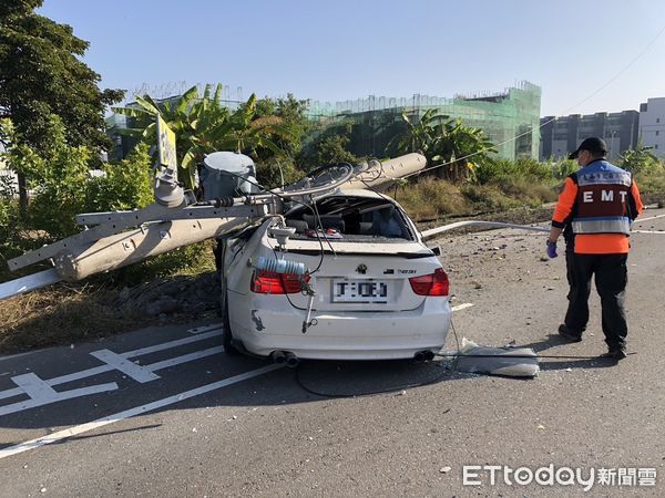 ▲一名年約30歲男子駕駛白色自小客車，不知何故人車失控撞上路旁水泥電桿，強大撞擊力將電桿攔腰撞斷，駕駛人受傷送醫。（圖／民眾提供，下同）