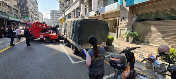 車主欠繳244張罰單還到處趴趴走，下場遭拔牌扣車。（圖／交通部公路局）