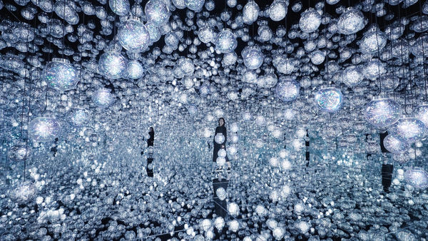 ▲▼《泡泡宇宙：實體光，光之肥皂泡，晃動之光，環境產生的光 ── 一筆》。（圖／「teamLab無界森大廈數字藝術美術館」 麻布台Hills, 東京 © teamLab）