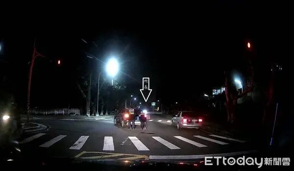 ▲民眾愛車「顧路」路中央，女警所長不讓鬚眉、幫忙推車。（圖／記者高堂堯翻攝，下同）