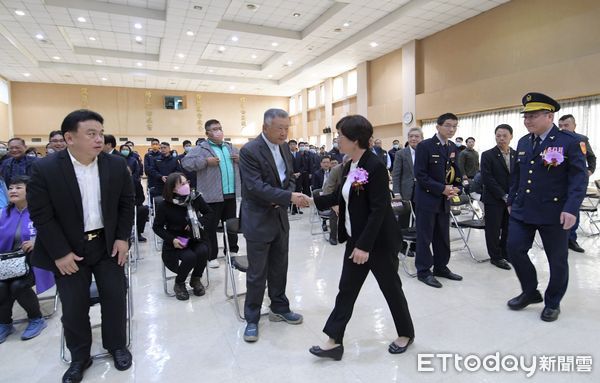 ▲彰化縣警局長交接典禮由縣長王惠美（右二）、警政署副署長李西河（左二）監交，新任局長陳明君（右一）與彰化縣警局副局長陳東成（左一）交接印信。（圖／彰化縣政府提供）