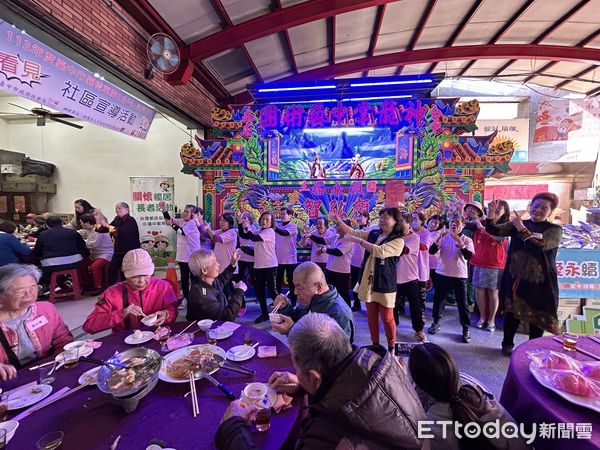 ▲ 寒冬送暖歲末圍爐熱鬧舉行，「神龍掌中藝術團」謝神同時娛樂現場老人，重溫舊時廟會情景。（圖／記者游瓊華翻攝）