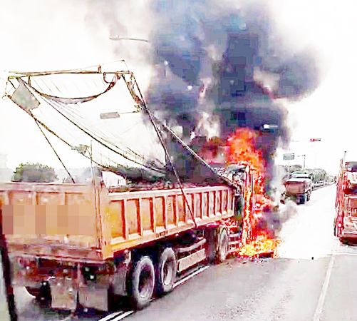 ▲桃園市大園區國際路二段、桃25路口處今天下午發生2輛砂石車追撞事故，後方砂石車疑似漏油後引發大火燃燒。（圖／翻攝自臉書《記者爆料網》）