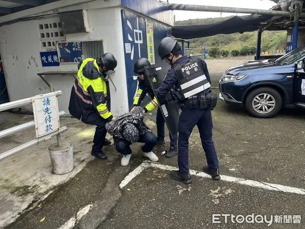 ▲▼ 淡水警進行防搶演練           。（圖／記者戴上容翻攝）