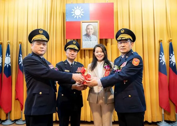 ▲竹市新任警察局局長邱紹洲接下印信，宣誓就職。（圖／新竹市政府提供）