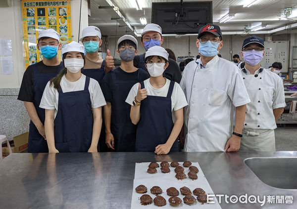 ▲嘉南藥理大學食品科技系吳鴻程老師以「翻轉教學及分組合作培訓在生物統計學習成效評估計畫」獲選績優計畫，嘉藥師生同感榮耀。（圖／記者林東良翻攝，下同）