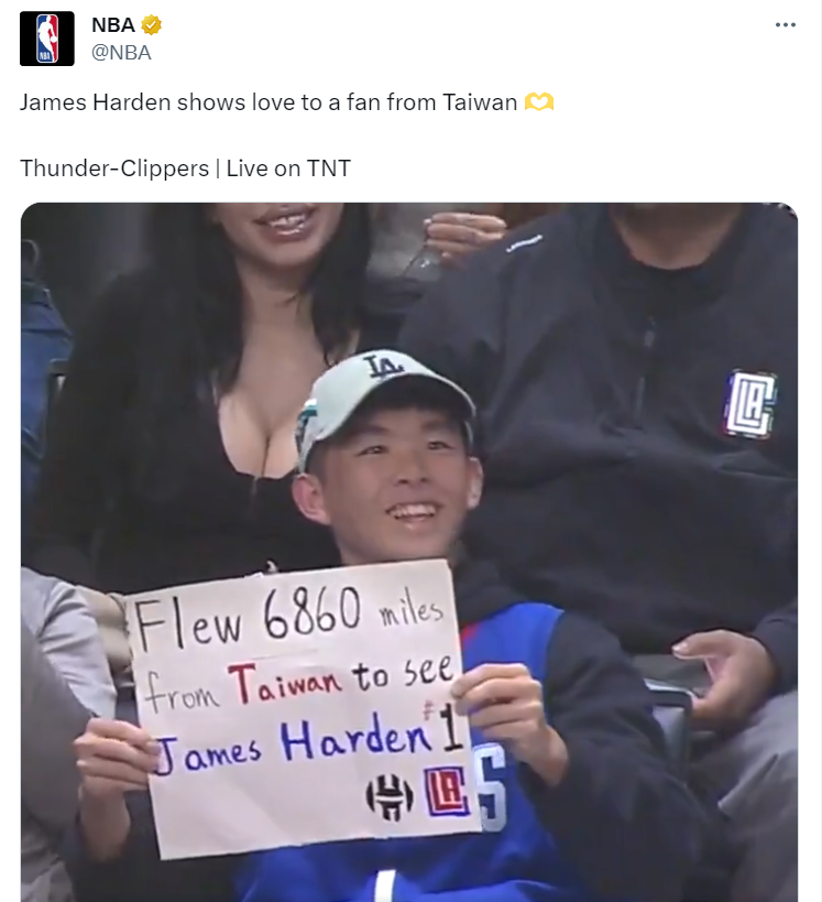 ▲台灣小球迷舉海報表示飛越了6860哩就是要來看哈登。（圖／翻攝自社群平台X）