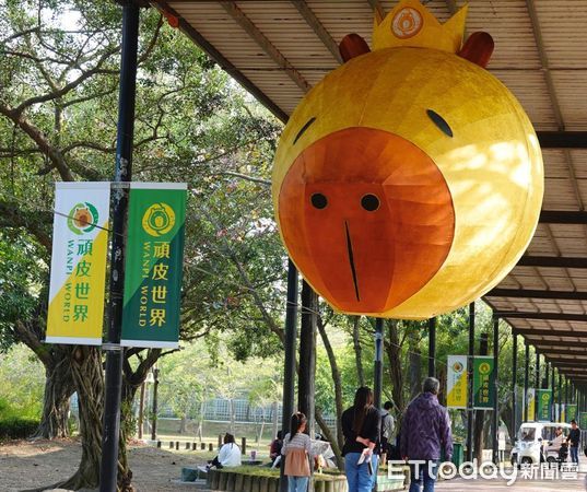 ▲台南頑皮世界動物園打造了一座「全球最大水豚燈籠」。這座巨型燈籠長、寬、高各3米，活靈活現的呆萌表情非常吸睛，立刻成為許多遊客拍照打卡的新景點。（圖／記者林東良翻攝，下同）