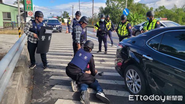 ▲關警結合金融機構實施「防搶暨攔截圍捕演練」 。（圖／記者楊漢聲翻攝）