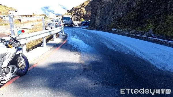 ▲台14甲線合歡山翠峰至大禹嶺（18K至41.5K）路段路面結冰範圍擴大，自下午5時起預警性封閉。（圖／公路局中區養工分局提供，下同）