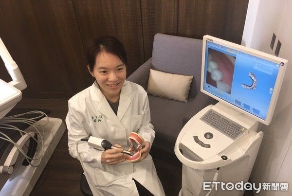 ▲▼▲陳幸妤2016年介紹新開幕牙醫診所內的先進設備，尤其是新式的口腔掃瞄儀，可以迅速合成口腔3D影像，對齒模製作與醫療品質有很大的助益。（圖／記者林悅攝）