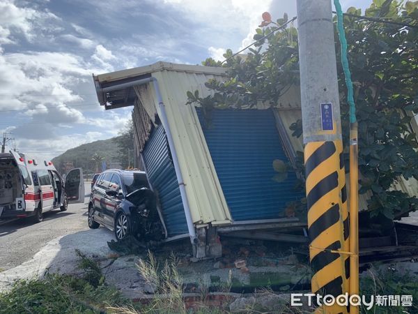 ▲自小客車衝撞路邊鐵皮屋，駕駛人受傷送往馬偕醫院。（圖／記者楊漢聲翻攝）