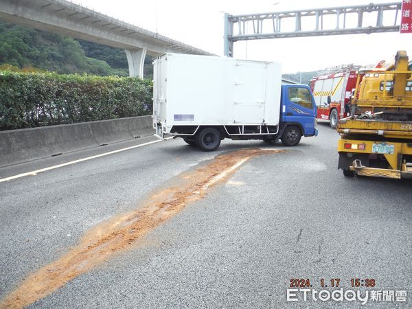 ▲▼ 小貨車側翻國道            。（圖／記者戴上容翻攝）