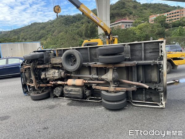 ▲▼ 小貨車側翻國道            。（圖／記者戴上容翻攝）