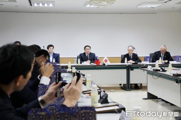 ▲日本佐賀縣議會日台友好促進議員聯盟石井秀夫會長，率佐賀縣議會訪團一行24名蒞府拜會黃偉哲市長，副市長趙卿惠、新聞及國際關係處蘇恩恩處長也一同與會。（圖／記者林東良翻攝，下同）