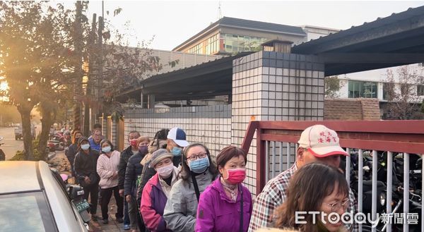 ▲▼  嘉義金龍冠食品有限公司捐贈食物箱  。（圖／記者翁伊森攝）