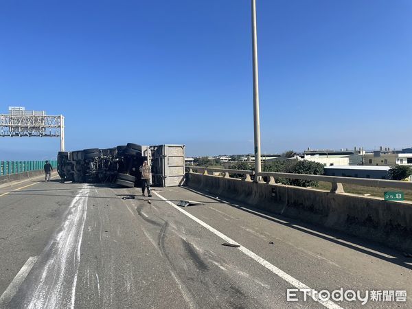 ▲▼             台61聯結車自撞翻覆。（圖／記者沈繼昌翻攝）