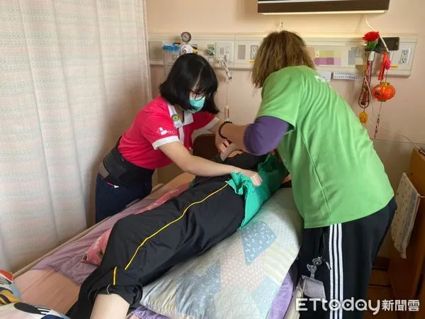 ▲▼花蓮春節長照服務不間斷，讓有長照需求民眾及家庭安心過好年。（圖／花蓮衛生局提供，下同）