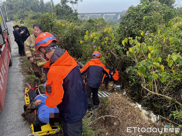 ▲1名身障人士，駕駛電輪電動車行經官田區南119線，不慎撞上路邊坑洞石頭，導致車輛失控，人車翻覆邊坡，官田消防隊將該男子搶救送醫。（圖／記者林東良翻攝，下同）