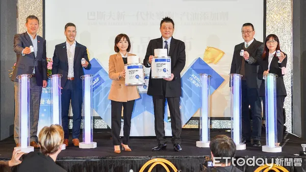▲台灣巴斯夫公司董事長兼總經理黃仙蒂（左3）與台灣總經銷優駿豐企業總經理林嘉鵬（右3），共同慶祝新一代汽油添加劑上市。（圖：業者提供）
