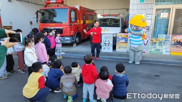 ▲台南市東原國小幼兒園利用專屬留言板及留言便利貼，寫下鼓勵消防員的一句話，讓消防人員備感溫暖。（圖／記者林東良翻攝，下同）