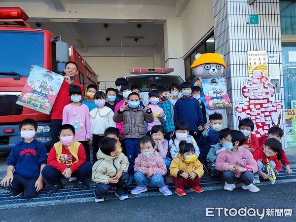 ▲台南市東原國小幼兒園利用專屬留言板及留言便利貼，寫下鼓勵消防員的一句話，讓消防人員備感溫暖。（圖／記者林東良翻攝，下同）