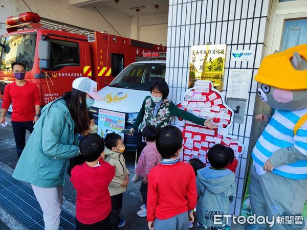 ▲台南市東原國小幼兒園利用專屬留言板及留言便利貼，寫下鼓勵消防員的一句話，讓消防人員備感溫暖。（圖／記者林東良翻攝，下同）