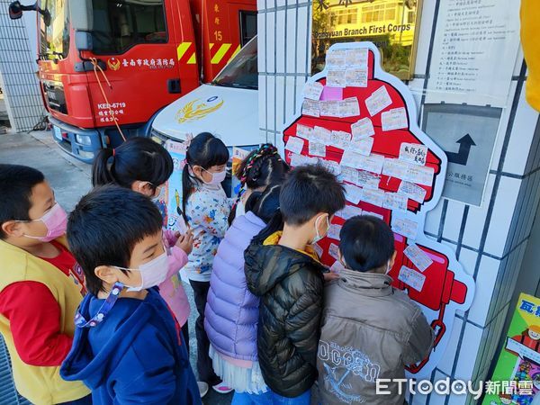 ▲台南市東原國小幼兒園利用專屬留言板及留言便利貼，寫下鼓勵消防員的一句話，讓消防人員備感溫暖。（圖／記者林東良翻攝，下同）