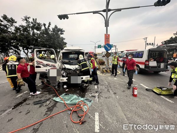 ▲屏東市大溪路自小貨車擦撞曳引車事故            。（圖／記者陳崑福翻攝）