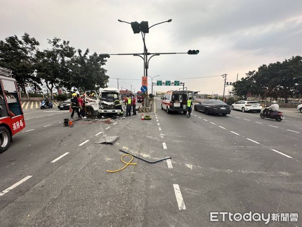 ▲屏東市大溪路自小貨車擦撞曳引車事故            。（圖／記者陳崑福翻攝）