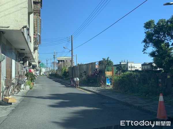 ▲▼網質疑宜蘭蘇澳鎮新馬路6巷黃線路旁2自行車綁水泥桶，分明是佔車位之用。（圖／記者游芳男翻攝，下同）