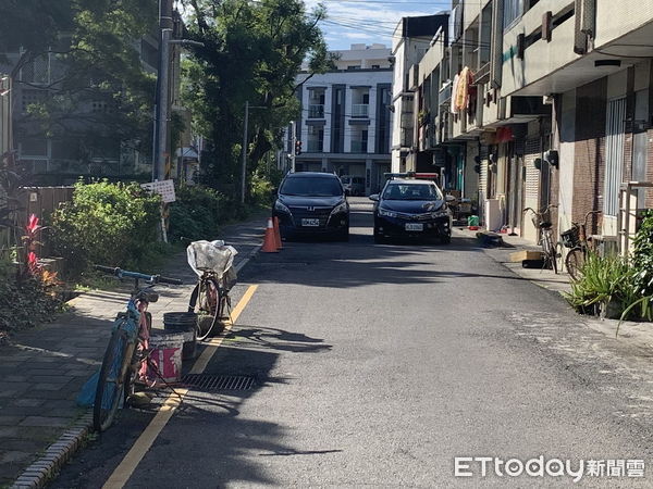 ▲▼網質疑宜蘭蘇澳鎮新馬路6巷黃線路旁2自行車綁水泥桶，分明是佔車位之用。（圖／記者游芳男翻攝，下同）