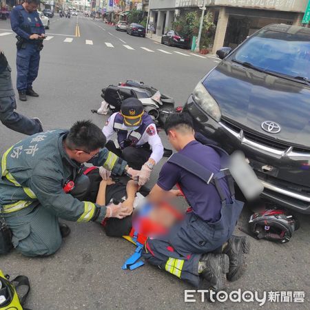 ▲▼騎士閃車自摔。（圖／記者許宥孺翻攝）