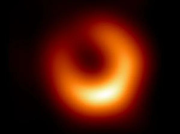 ▲▼M87黑洞最新影像證明黑洞暗影持續存在。（圖／中研院提供）